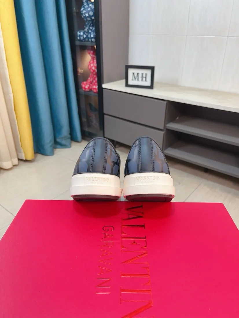 Men's shoes 💰500🌸🌸[Valentino] Couple model, official website 1:1 replica, fashionable casual men's shoes 🔜The upper is made of imported high-quality original special upper sheepskin lining, the upper foot is very stylish, personalized fashionable rubber wear-resistant outsole, size: 35-44 (45 can be customized)